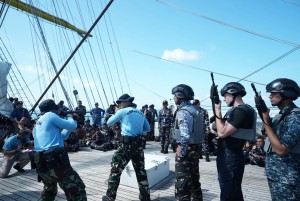 Asah Kemampuan, Peserta APCS Latihan VBSS Di Atas Geladak KRI Bima Suci