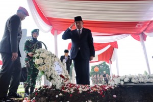 Menhan Sjafrie Hadiri Pemakaman Militer Mayor Inf Anumerta Zulmi Aditya di TMP Cikutra