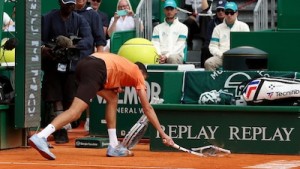 Malu Akibat Kalah Dikasih Score 6-0, 6-0, Daniil Medvedev Ngamuk Hancurkan Raket Tujuh Kali