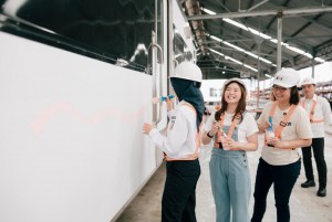 Merayakan Hari Kartini, KAI dan Kementerian Ekonomi Kreatif Hadirkan Karya Seni di Kereta Api Bersama Erika Richardo