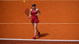Si Cantik Elena Rybakina Susah Payah Bangkit dan Kalahkan Qinwen Zheng di Babak 32 Besar Madrid Open