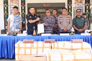 TNI AL bersama aparat gabungan gagalkan penyelundupan rokok ilegal di Labuan Bajo