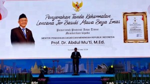 Menteri Abdul Mu'ti Terima Lencana Jer Basuki Mawa Beya Emas dari Pemprov Jawa Timur