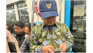 Meski Tak Kebagian Kursi, Mendikdasmen Prof. Abdul Mu'ti Tetap Nyaman Berdiri di MRT