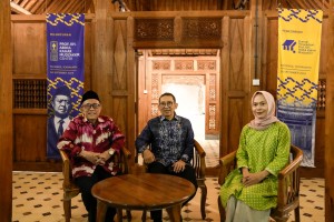 Fadli Zon Kunjungi Budayawan Achmad Charris Zubair, Soroti Pelestarian Warisan Buday