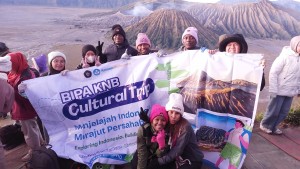 Setelah 10 Bulan Belajar Bahasa Indonesia, Mahasiswa KNB UB Rayakan Kelulusan di Bromo
