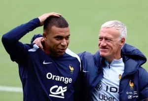 Deschamps Secara Kasar Bilang: Saya Bodoh Kalau Memainkan Mbappe di Posisi Tengah