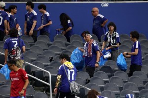 Usai Rayakan Gol, Suporter Jepang Kompak Pungut Sampah Sebelum Pulang