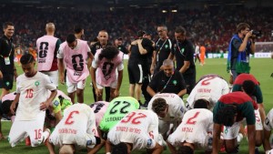 Usai Singkirkan Belanda, Timnas Maroko Sujud Syukur Bersama di Lapangan Piala Dunia 2026