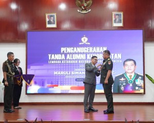 Perkuat Ketahanan Nasional, Kasad Dianugerahi Tanda Alumni Kehormatan Lemhannas RI