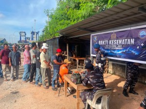 Patroli di Perbatasan, TNI AL KRI Kujang-642 Gelar Bakti Kesehatan