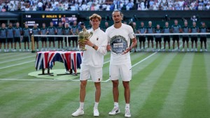 Sinner Sukses Pertahankan Gelar Wimbledon Setelah Kalahkan Zverev, dan Bawa Hadiah Uang 73,8 Miliar