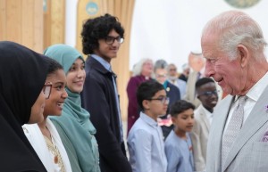 Momen Langka Raja Charles Lepas Sepatu Saat Kunjungi Masjid Cambridge