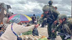 Satgas Yonif 2 Marinir TNI AL Borong Hasil Bumi Warga, Perkuat Kemanunggalan dengan Masyarakat Papua