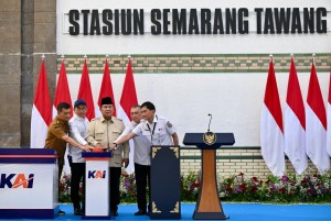 Fadli Zon Dampingi Prabowo Resmikan Revitalisasi Stasiun Semarang Tawang di Semarang