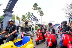 Komunitas Vespa Gelar Kirab Merah Putih dari Masjid Pusdai hingga Braga