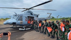 Melalui Jalur Udara, TNI AL Percepat Distribusi Bantuan Logistik bagi Masyarakat NTT