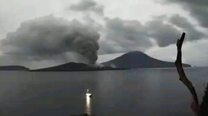 Gunung Anak Krakatau Erupsi Sore Ini, Radius Bahaya 2 KM