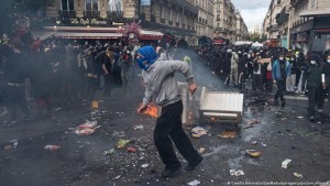 Paris Berlakukan Jam Malam Buntut Kerusuhan di Seluruh Penjuru Prancis