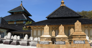 3 Makam Raja dan Ulama di Kompleks Masjid Paling Sering Dikunjungi
