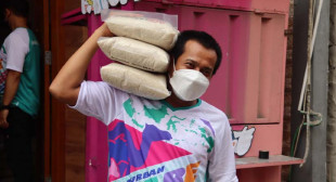 Tak Hanya Daging, Qurban Care Beri Sembako dan Uang untuk Beli Bumbu