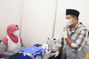 Wagub Jabar Tinjau Sentra Vaksinasi di Ponpes Miftahul Huda Karawang