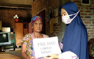 Ibu-Ibu Muslimah Bagikan Sembako ke Warga Lewat via Food Center