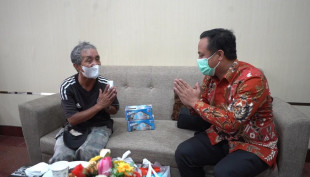 Aksi Simpatik Kakek 64 Tahun, Naik Sepeda 15 Kilometer demi Vaksin