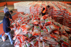 Bulog Pastikan Beras untuk Bantuan PPKM Berkualitas Baik