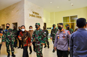 Tinjau FIT Asrama Haji Sudiang, Panglima dan Kapolri Serahkan Oksigen Konsentrator