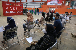 Vaksinasi Baru 18 Persen, Ganjar Minta Balai Desa, Polsek, Koramil Dimanfaatkan