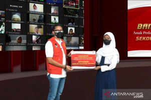 Bagi-Bagi 1.000 Paket Beasiswa untuk Anak Pedagang dan Rakyat Kecil