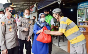 PKL Terdampak PPKM di Puncak Dapat Sembako dari Ade Yasin