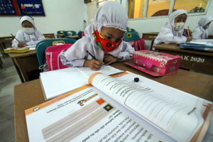 Sekolah di 18 Daerah Bisa Gelar PTM Terbatas, Ganjar Pranowo: Sabar Dulu