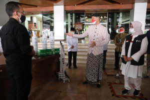 Atasi Covid-19, Jateng Terima Bantuan Sejuta Masker dan  50 Ton Beras