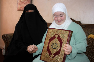 Inspiratif! Down Syndrome Tak Halangi Muslimah Ini Menghafal 30 Juz Al-Quran