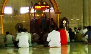 Adakah Shalat Tahiyatul Masjid saat Khatib Naik Mimbar?