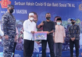 Gandeng TNI AL, Pemprov Jabar Vaksinasi Santri Pesantren Suryalaya