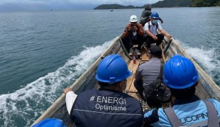 Menerjang Ombak Demi Melistriki Kepulauan Masaloka Raya