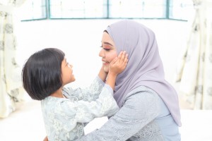 Tahan Emosi, Ibu Harus Selalu Bahagia Saat Bersama Anak
