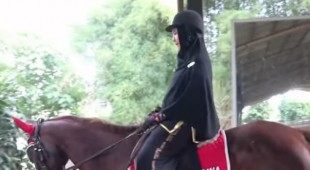 Oki Setiana Lagi Gandrungi Hobi Baru Berkuda