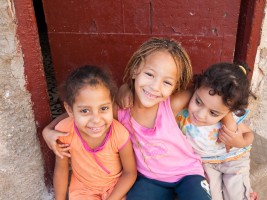 Jelang Maghrib, Tahan Anak Keluar Rumah untuk Bermain