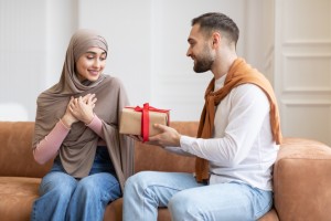 Ingin Rumah Tangga Langgeng? Praktikkan Lima Bahasa Cinta Ini