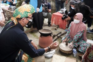 Desa Wisata Cikolelet, Berwisata Sambil Belajar Kerajinan Tangan