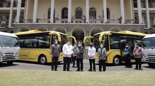 UGM Terima Dua Unit Bus Listrik untuk Mendukung Konektivitas Transportasi di Kampus
