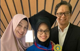 Alumnus Madrasah Ini Lulus Cumlaude dari ITS di Usia 19 Tahun
