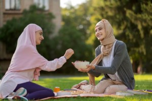 Ada 8 Adab Makan dalam Islam, Diantaranya Tidak Berlebihan