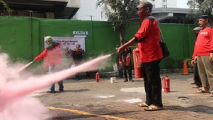 Remaja dan Pengurus Masjid di Jakarta Dilatih Siap Siaga Kebakaran