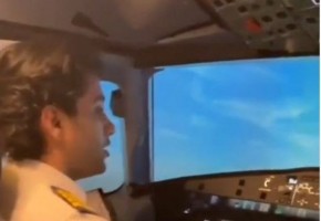 Heboh Pilot Ganteng Baca Surat Az-Zukhruf Sambil Terbang