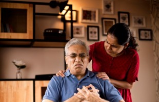 Adab Menantu Perempuan Rawat Ayah Mertua Ketika Sakit